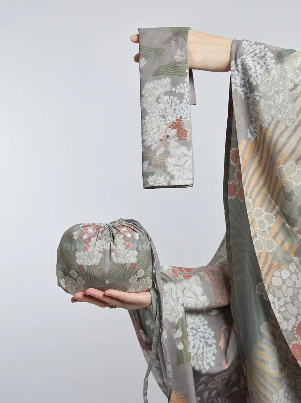 KIMMONIA PRAYER ROBE SHADOW